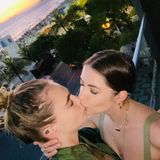 Cara Delevingne küsst Ashley Benson