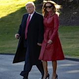 Die Frau von Donald Trump und First Lady der USA scheint das nicht zu stören: Sie trägt ihren Faux-Fur-Mantel des Labels Les Rêveries mit Stolz und betont ihre schmale Taille mit einem gleichfarbigen Gürtel und ebensolchen Knöpfen. Schwarze Lederpumps und eine XL-Sonnenbrille runden ihren Valentinstags-Look ab.