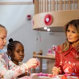 Am Valentinstag 2020 besucht Melania Trump Kinder in einer Gesundheitseinrichtung – schenkt ihnen liebevoll geschriebene Valentinstagskarten, bastelt und backt mit ihnen Kekse. Doch etwas verwundert bei ihrem Besuch: ihr Outfit ...