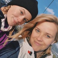 Doppeltes Lottchen? Ava Philippe sieht ihrer berühmten Mutter Reese Witherspoon immer ähnlicher, wie dieses schöne Selfie vom gemeinsamen Wochenende auf der Piste beweist. Das hübsche Mutter-Tochter-Duo könnte nicht nur als Schwestern, sondern glatt als Zwillingspärchen durchgehen. Kaum zu glauben, dass zwischen diesen beiden "Ski-Hasen" 23 Jahre liegen.