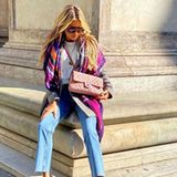 Beim sonnigen Spaziergang durch Florenz hat Unternehmerin Sylvie Meis aber tatsächlich auch Augen für etwas ganz anderes: Ihre neue Handtasche von Chanel, die sie bewusst in Szene setzt. Sylvies eher schlichter Look aus Shirt und Jeans wird durch ihre farbenfrohen Accessoires perfekt aufgewertet.