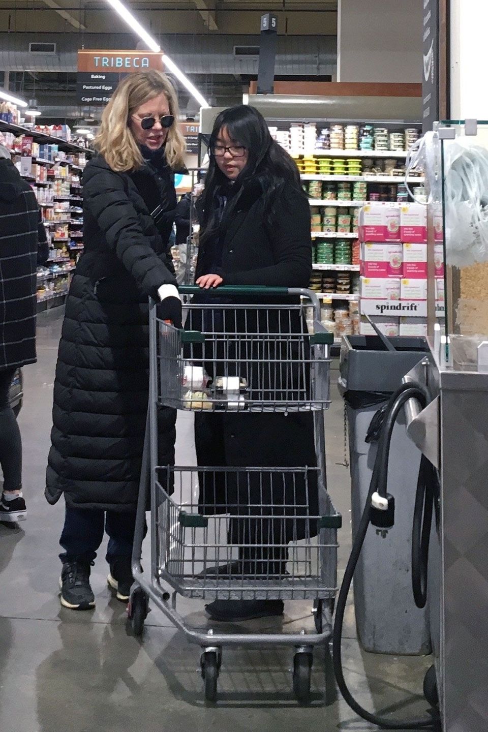 Meg Ryan wird begleitet von ihrer Teenager-Tochter Daisy True, die mit Mama den Einkaufswagen voll packt. Meg Ryan wird begleitet von ihrer Teenager-Tochter Daisy True, die mit Mama den Einkaufswagen voll packt.