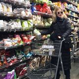 Es ist schon eine Weile her, dass wir Schauspielerin Meg Ryan zu Gesicht bekommen haben. In einem New Yorker Supermarkt läuft sie einem Paparazzo nun direkt vor die Linse. Da hilft auch die Sonnenbrille nichts. Den samstäglichen Lebensmittel-Einkauf muss der Hollywood-Star allerdings nicht alleine bestreiten...