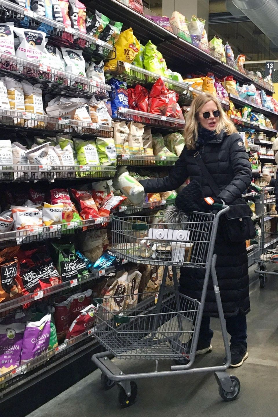 Es ist schon eine Weile her, dass wir Schauspielerin Meg Ryan zu Gesicht bekommen haben. In einem New Yorker Supermarkt läuft sie einem Paparazzo nun direkt vor die Linse. Da hilft auch die Sonnenbrille nichts. Den samstäglichen Lebensmittel-Einkauf muss der Hollywood-Star allerdings nicht alleine bestreiten... Es ist schon eine Weile her, dass wir Schauspielerin Meg Ryan zu Gesicht bekommen haben. In einem New Yorker Supermarkt läuft sie einem Paparazzo nun direkt vor die Linse. Da hilft auch die Sonnenbrille nichts. Den samstäglichen Lebensmittel-Einkauf muss der Hollywood-Star allerdings nicht alleine bestreiten...