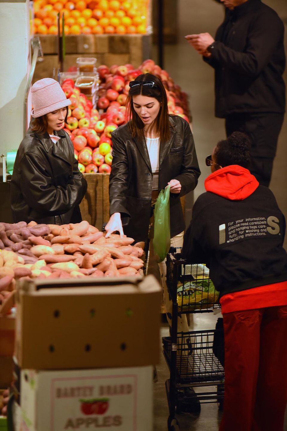 Glamour-Girls Kendall Jenner, Bella Hadid und Justine Skye achten auf ihre Ernährung und greifen auch im Supermarkt zu frischem Obst und Gemüse.