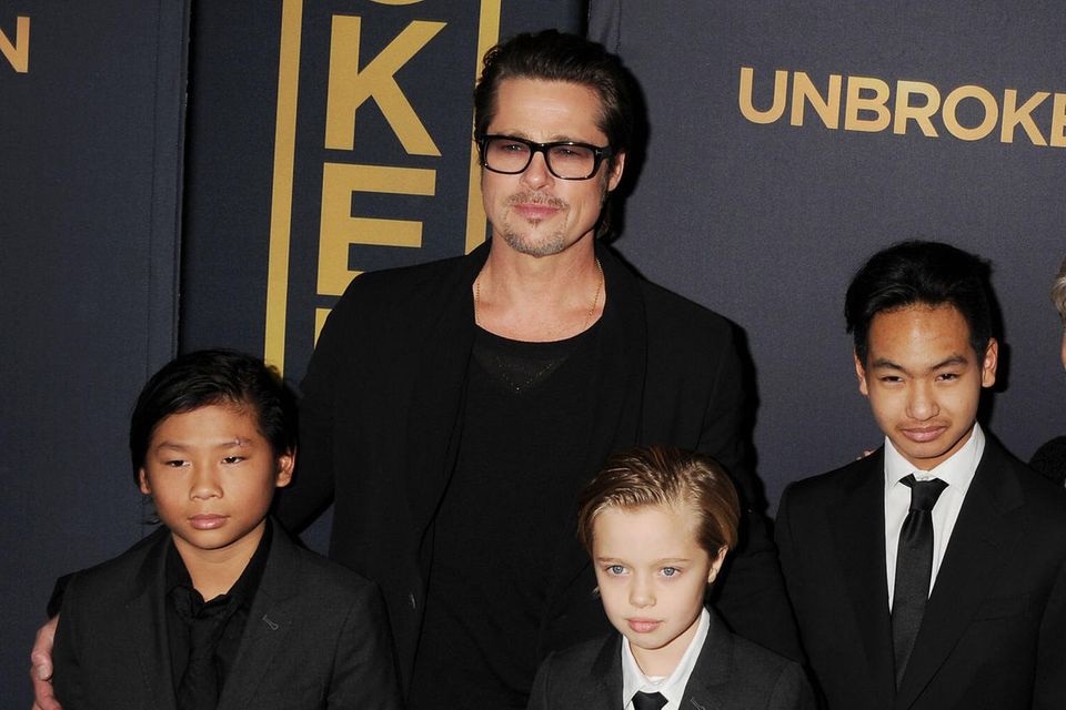 Brad Pitt mit Pax Thien, Shiloh und Maddox im Dezember 2014 bei der Premiere von "Unbroken" 