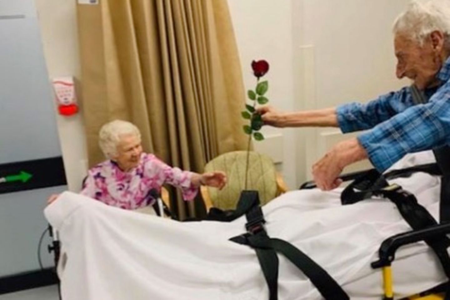 Bill schenkt seiner Heather im Krankenhaus eine Rose 
