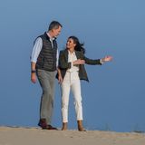 14. Februar 2020  Hier geht's lang, oder? Beim Besuch des Doñana-Nationalpark stiefeln König Felipe und Königin Letizia im eleganten Safari-Look durch den andalusischen Sand.