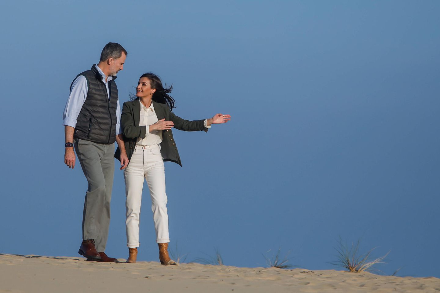 14. Februar 2020  Hier geht's lang, oder? Beim Besuch des Doñana-Nationalpark stiefeln König Felipe und Königin Letizia im eleganten Safari-Look durch den andalusischen Sand.