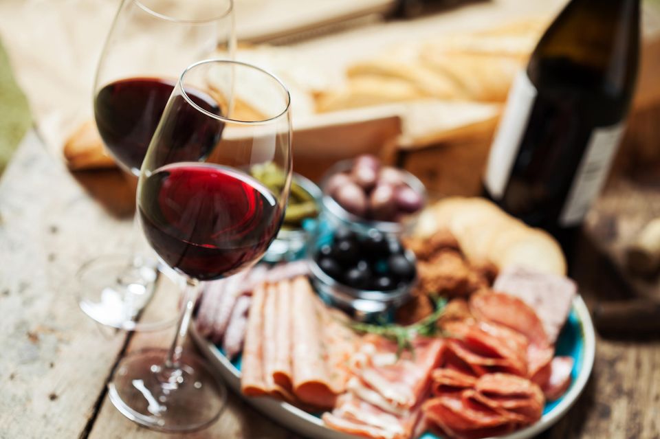Migräne-Auslöser? Ganz klar Rotwein und Käse!