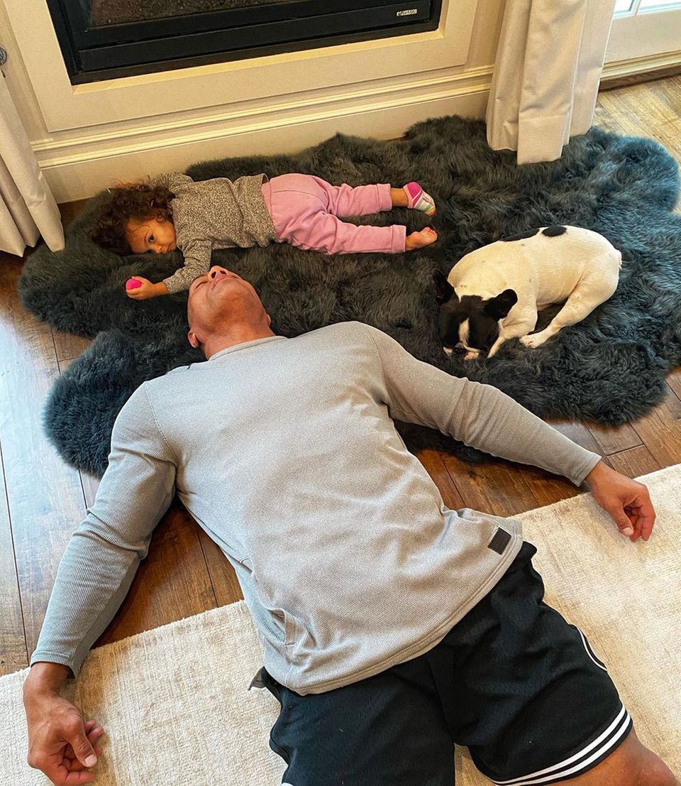 Dwayne Johnson liegt auf dem Boden und schläft Dwayne Johnson liegt auf dem Boden und schläft