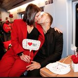 Auch mit von der Partie sind Jennifer Lange und Andrej Mangold. Das Bachelor-Pärchen zeigt sich auf dem Weg nach Paris ganz verliebt und teilt sich gerne einen Sitz. 