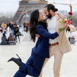 In Paris angekommen posieren Rebecca und Massimo gekonnt vor dem Eifelturm. Schönere Erinnerungsfotos an diesen besonderen Valentinstag könnte es nicht geben.