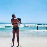 19. Februar 2020  Mit Söhnchen Avi auf dem Arm genießt Schauspielerin und Neu-Mama Wolke Hegenbarth den Sommer am Strand von Kapstadt - wie passend, dass der hinduistische Name ihres Kleinen "Sonnenschein" bedeutet.