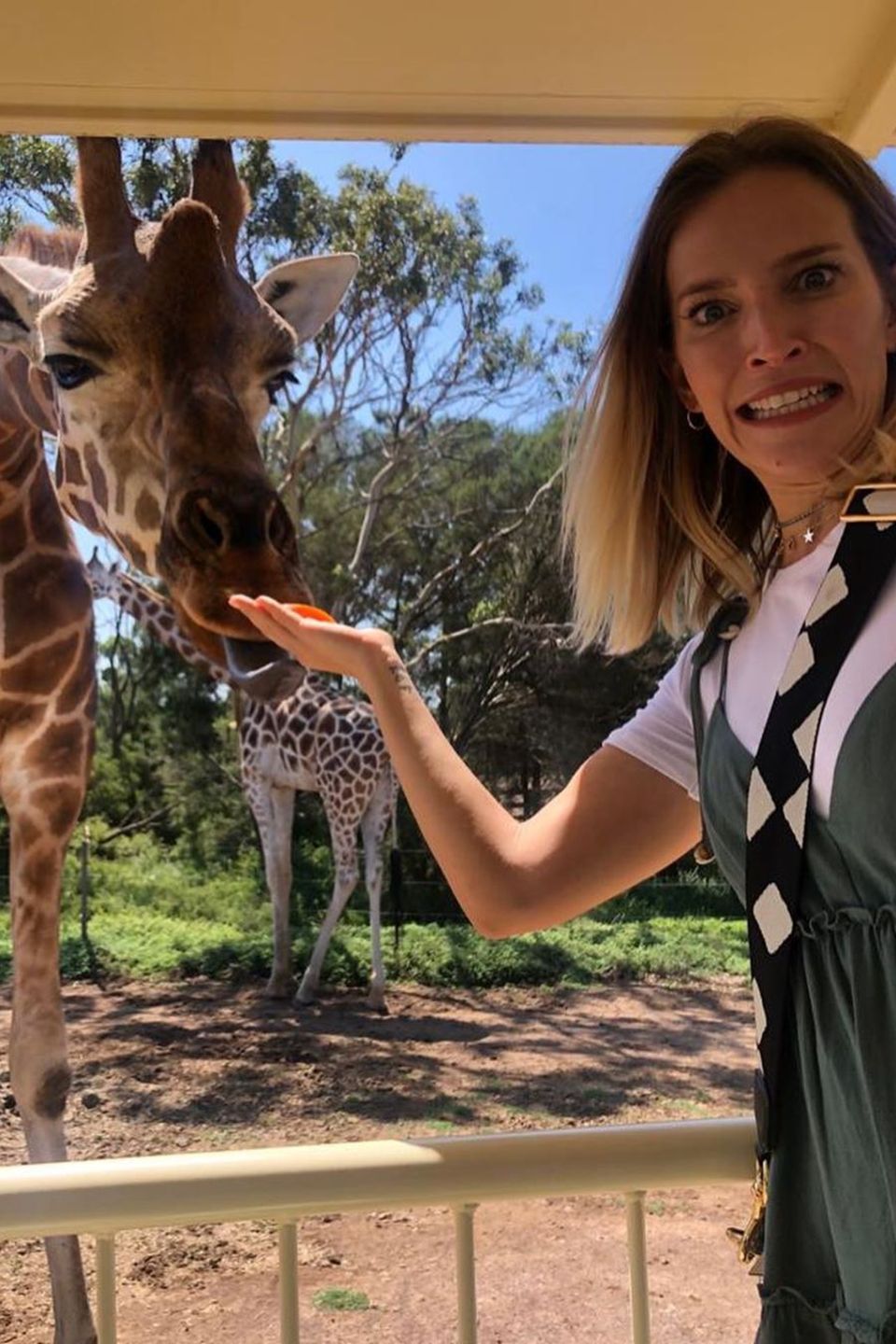 Luisana Lopilato freundet sich mit einer Giraffe an Luisana Lopilato freundet sich mit einer Giraffe an