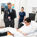 Prinz Frederik besucht mit Armschlinge ein Krankenhaus