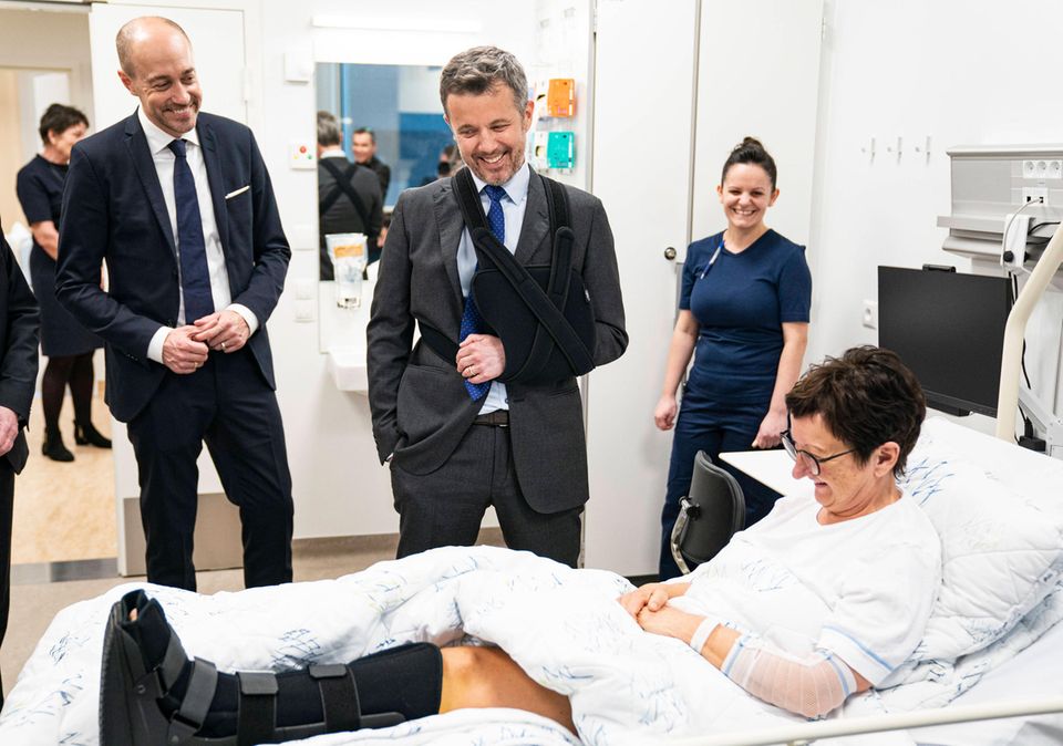 Prinz Frederik besucht mit Armschlinge ein Krankenhaus