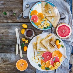 Grapefruits halten den Blutzuckerspiegel konstant und helfen dabei, den Insulinspiegel zu senken. Sie sind fettarm, liefern leichte 45 Kalorien pro 100 Gramm und enthalten den Ballaststoff Pektin sowie Vitamin C, das den Stoffwechsel ankurbelt. Als Starter am Frühstücksmorgen und zum Abnehmen eignen sich Grapefruits deshalb prima!