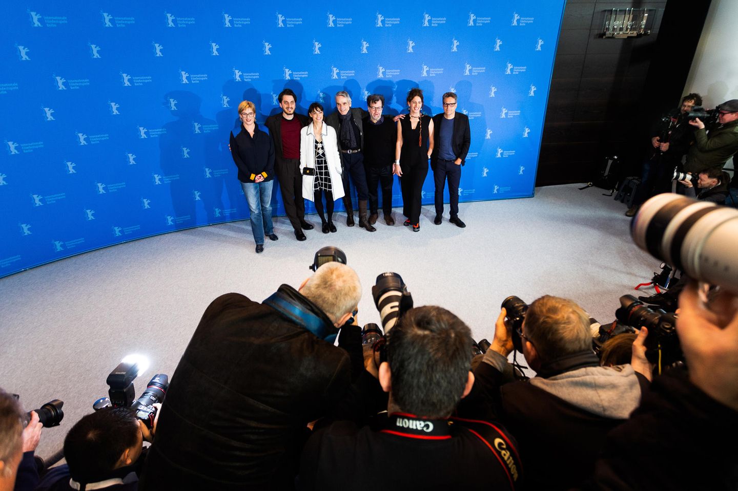 Das ist die diesjährige Berlinale-Jury! Mit dabei sind Bettina Brokemper, Luca Marinelli, Bérénice Bejo, Jeremy Irons, Kenneth Lonergan, Annemarie Jacir und Kleber Mendonça Filho.