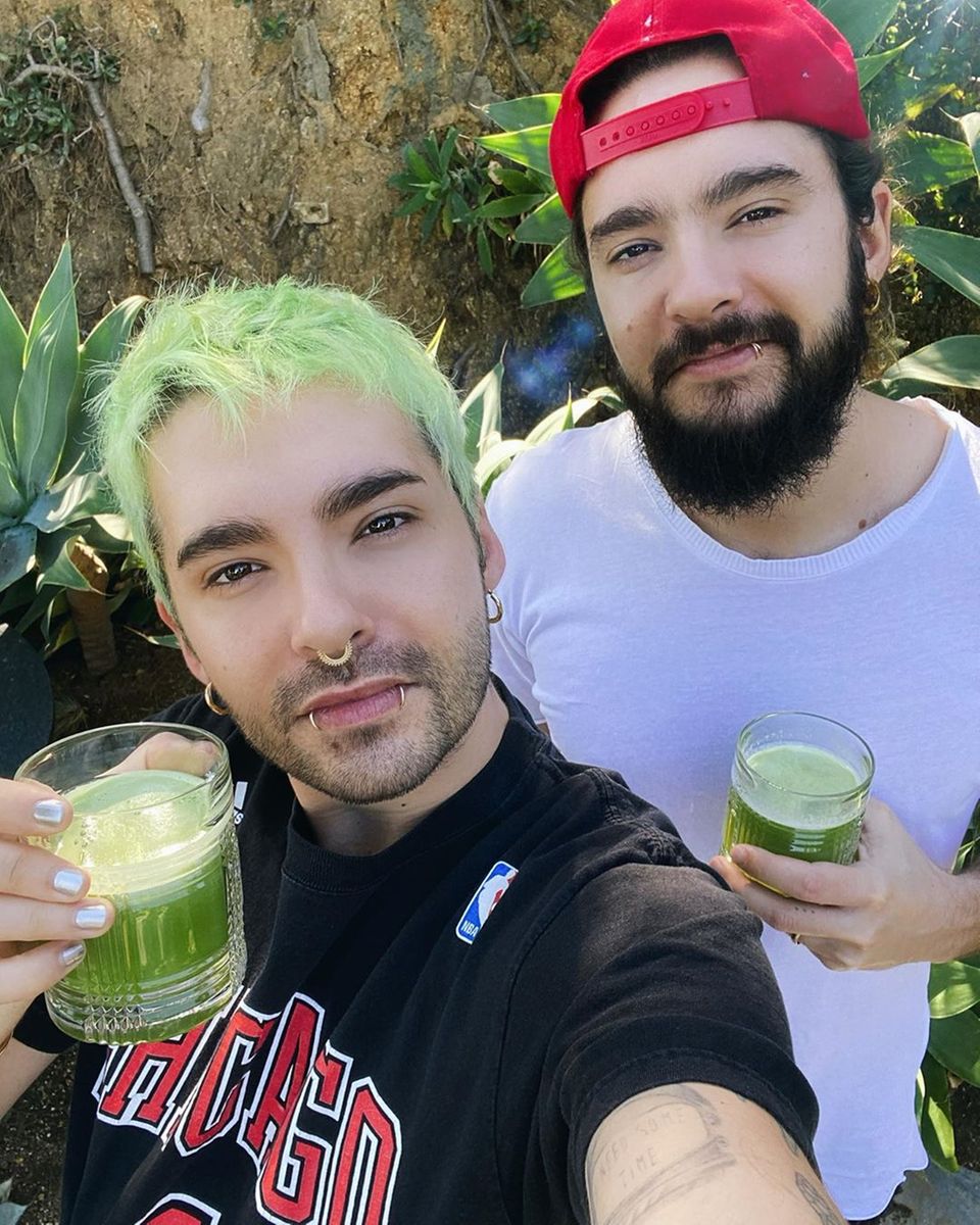Bill + Tom Kaulitz trinken einen Smoothie Bill + Tom Kaulitz trinken einen Smoothie