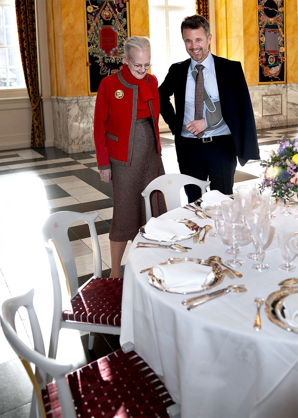 Königin Margrethe + Prinz Frederik begutachten die neuen Stühle Königin Margrethe + Prinz Frederik begutachten die neuen Stühle
