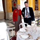Königin Margrethe + Prinz Frederik begutachten die neuen Stühle