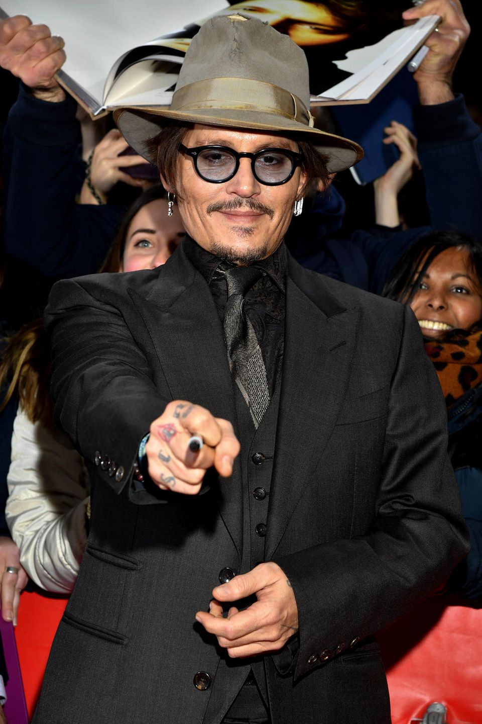 Publikumsliebling Johnny Depp bringt Hollywood-Glamour nach Deutschland. Als der Schauspieler auf dem roten Teppich eintrifft, wird er von den Berliner Fans jubelnd in Empfang genommen.