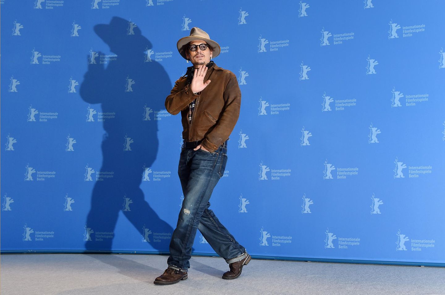 Howdy, Johnny! Mit Charme und Cowboy-Look präsentiert sich der Hollywood-Star beim Pressetermin seines Films "Minimata".