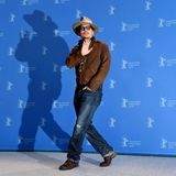 Howdy, Johnny! Mit Charme und Cowboy-Look präsentiert sich der Hollywood-Star beim Pressetermin seines Films "Minimata".