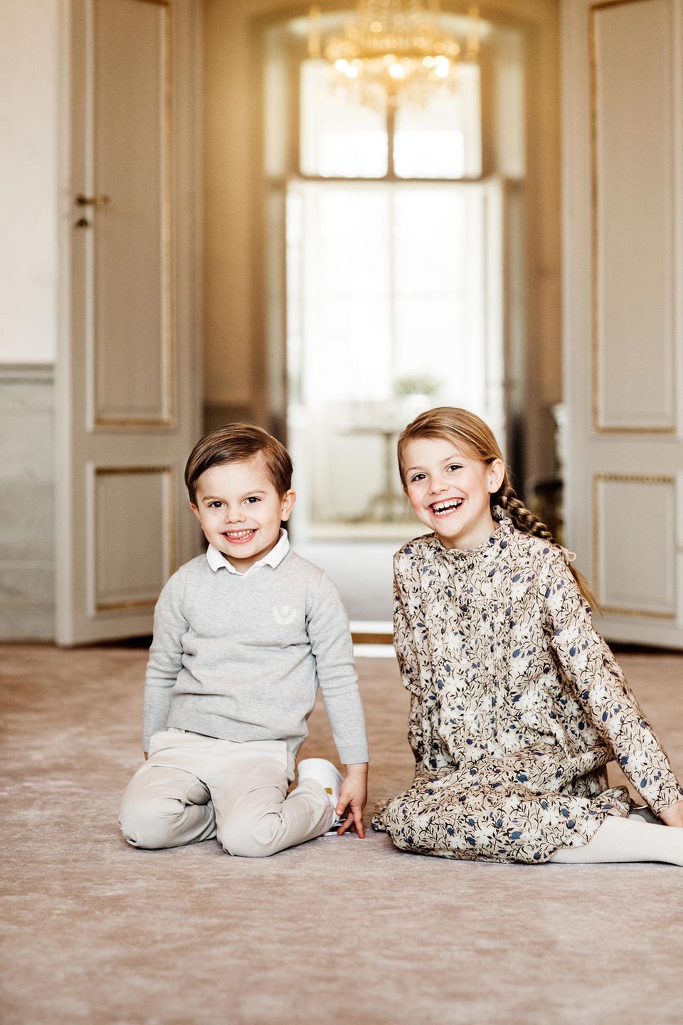 Royal-News über Prinz Oscar: Diesen süßen Schnappschuss von Prinz Oscar und Estelle veröffentlichte der schwedische Hof am 23. Februar. Der schwedische Hof hat neben dem Foto von Estelle noch ein Geschenk für die Fans: Ein neues Geschwisterbild von ihr und ihrem kleinen Bruder Oscar! Glücklich lachen die beiden royalen Kinder in die Kamera. Dabei fällt auf: Oscar sieht seinem Papa immer ähnlicher!