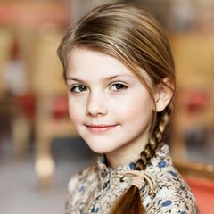23. Februar 2020  Happy Birthday, Prinzessin Estelle! Die Tochter von Prinzessin Victoria und Prinz Daniel wird heute schon acht Jahre alt. Zu ihrem Ehrentag veröffentlicht der Palast dieses neue, schöne Porträt der Kleinen.