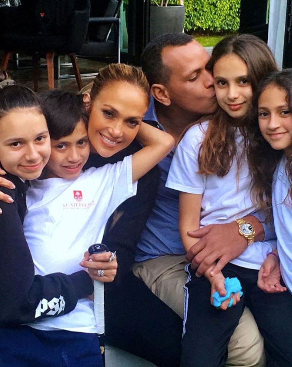 23. Februar 2020  Die Zwillinge Emme und Max feiern heute ihren 12. Geburtstag. Auch Patchwork-Papa Alex Rodríguez, der selbst zwei leibliche Töchter mit in die Beziehung mit Jennifer Lopez bringt, gratuliert ganz herzlich. Auf Instagram teilt er ein schönes Familien-Portrait.