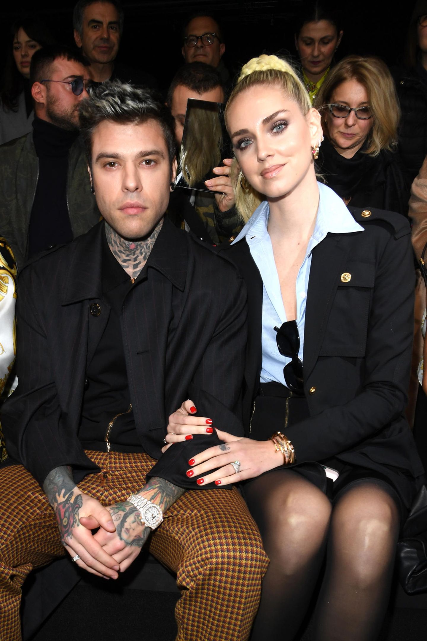 Italienerinnen halten zusammen - Chaira Ferragni und ihr Mann Fedez in der Front Row der Versac-Show. 