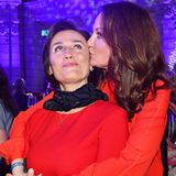 Ladies in Red: Bei der "ARD Blue Hour" Berlinale-Party im Museum für Kommunikation gibt es von Natalia Wörner ein Küsschen für Sandra Maischberger.