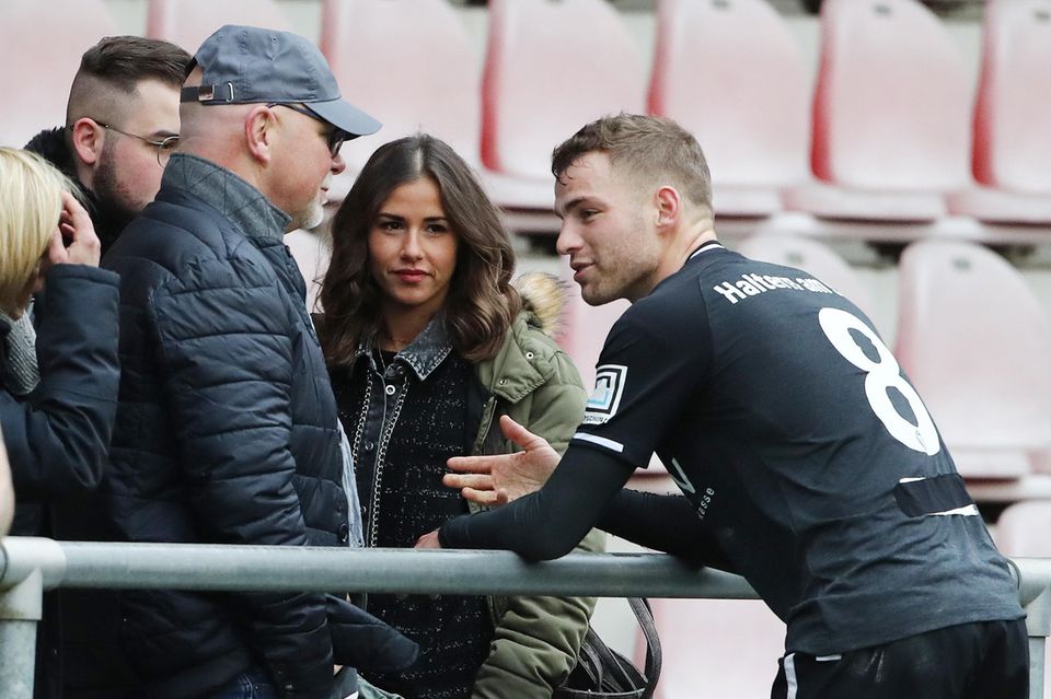 Julian Büscher (TuS Haltern) nach dem Spiel gegen 1.FC Köln U23 im Gespräch mit Sarah Lombardi und deren Familie.