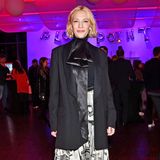 Auch Cate Blanchett beehrt die Berliner Filmfestspiele. Sie trägt ein schwarz-weiß gemustertes Kleid mit opulenter Schleife. 