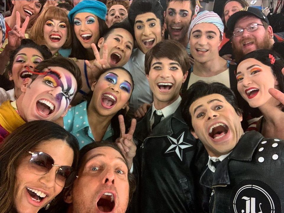 Matthew McConaughey + Artisten des Cirque du Soleil auf einem Selfie Matthew McConaughey + Artisten des Cirque du Soleil auf einem Selfie
