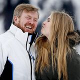 Prinzessin Amalia gibt ihrem Vater Willem-Alexander ein Küsschen
