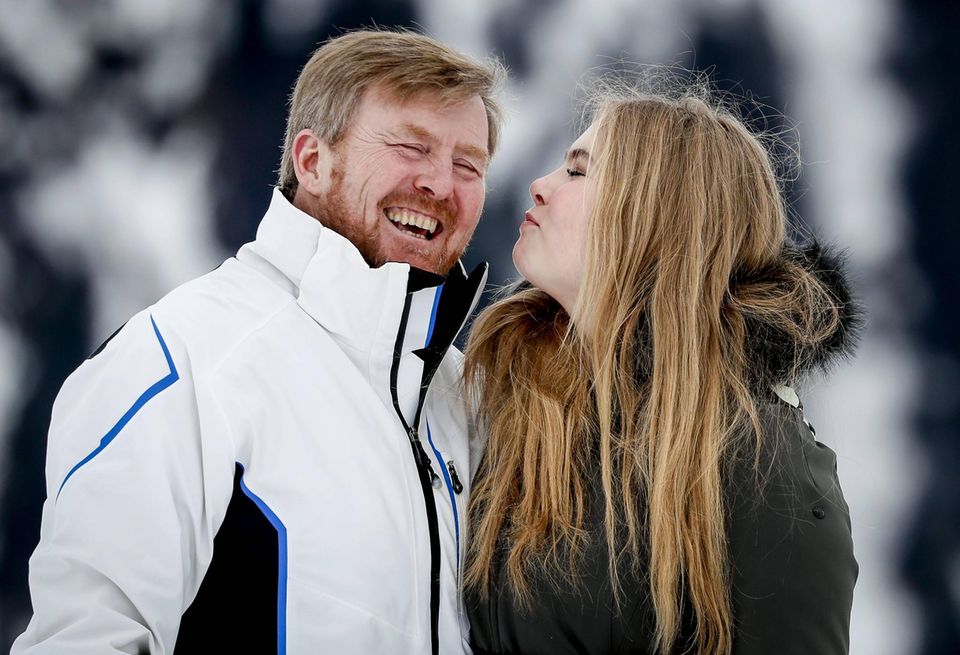 Prinzessin Amalia gibt ihrem Vater Willem-Alexander ein Küsschen Prinzessin Amalia gibt ihrem Vater Willem-Alexander ein Küsschen
