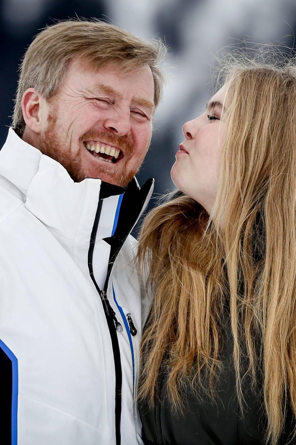Prinzessin Amalia gibt ihrem Vater Willem-Alexander ein Küsschen Prinzessin Amalia gibt ihrem Vater Willem-Alexander ein Küsschen