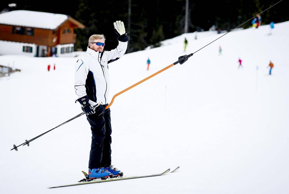 Willem-Alexander lässt sich vom Skilift ziehen Willem-Alexander lässt sich vom Skilift ziehen