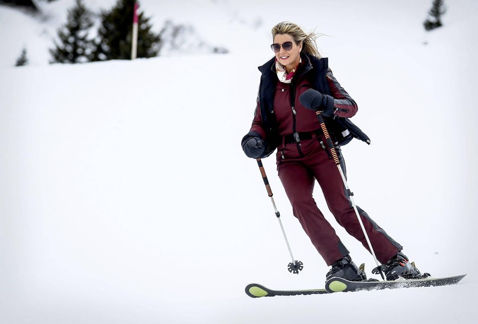 Máxima fährt auf Skiern den Hang herunter Máxima fährt auf Skiern den Hang herunter