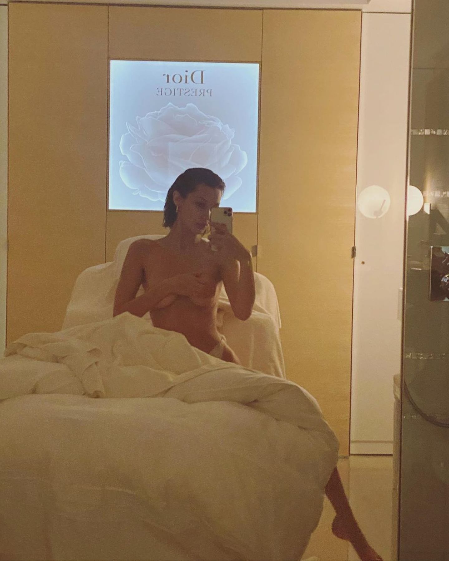 Was trägt eine Bella Hadid im Hotelbett in Paris? Natürlich nichts! Und das wird für die Instagram-Follower auch fotografisch dokumentiert. Das Model weiß genau, was ihre Follower mögen: 1,4 Millionen Likes hat die schöne Brünette für ihre heißen Einblicke ins Hotelleben bekommen – Tendenz steigend!