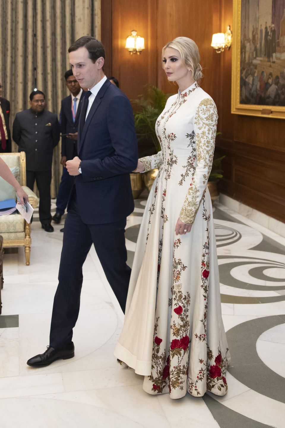 Für das Staatsbankett in Neu-Delhi präsentiert sich Ivanka in einer besonders aufwendigen Robe. Die Kreation mit floralen Design-Elementen und Spitzen-Einsätzen stammt aus der Feder des indischen Designers Rohit Bal und schmeichelt der 38-Jährigen wirklich sehr. 