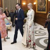 Für das Staatsbankett in Neu-Delhi präsentiert sich Ivanka in einer besonders aufwendigen Robe. Die Kreation mit floralen Design-Elementen und Spitzen-Einsätzen stammt aus der Feder des indischen Designers Rohit Bal und schmeichelt der 38-Jährigen wirklich sehr. 