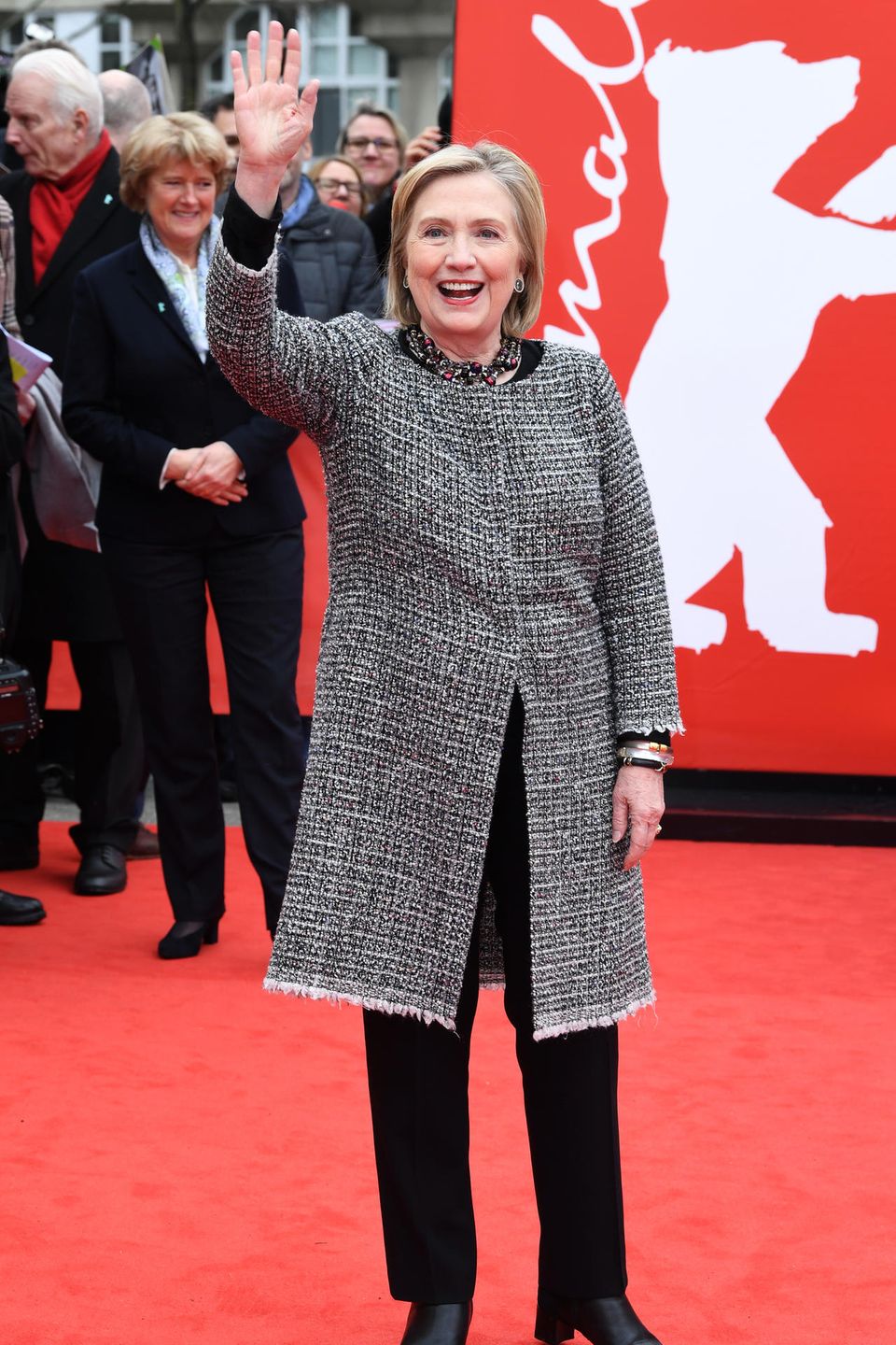 Hillary Clinton winkt auf dem roten Teppich bei der Berlinale