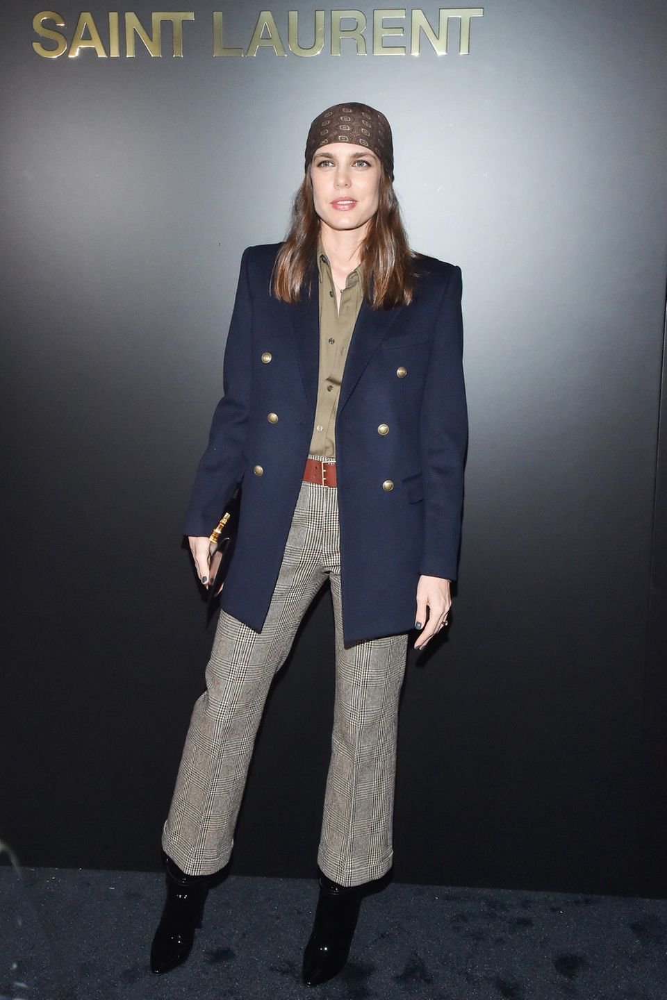 Auf den Red-Carpets dieser Welt, setzt Charlotte Casiraghi eher auf den klassischen Look. Für die Saint Laurent Fashion-Show in Paris wählt sie jedoch zum blauen Longblazer und zur karierten Culotte ein Accessoire, welches sie in Windeseile zum Trendsetter verwandelt. 