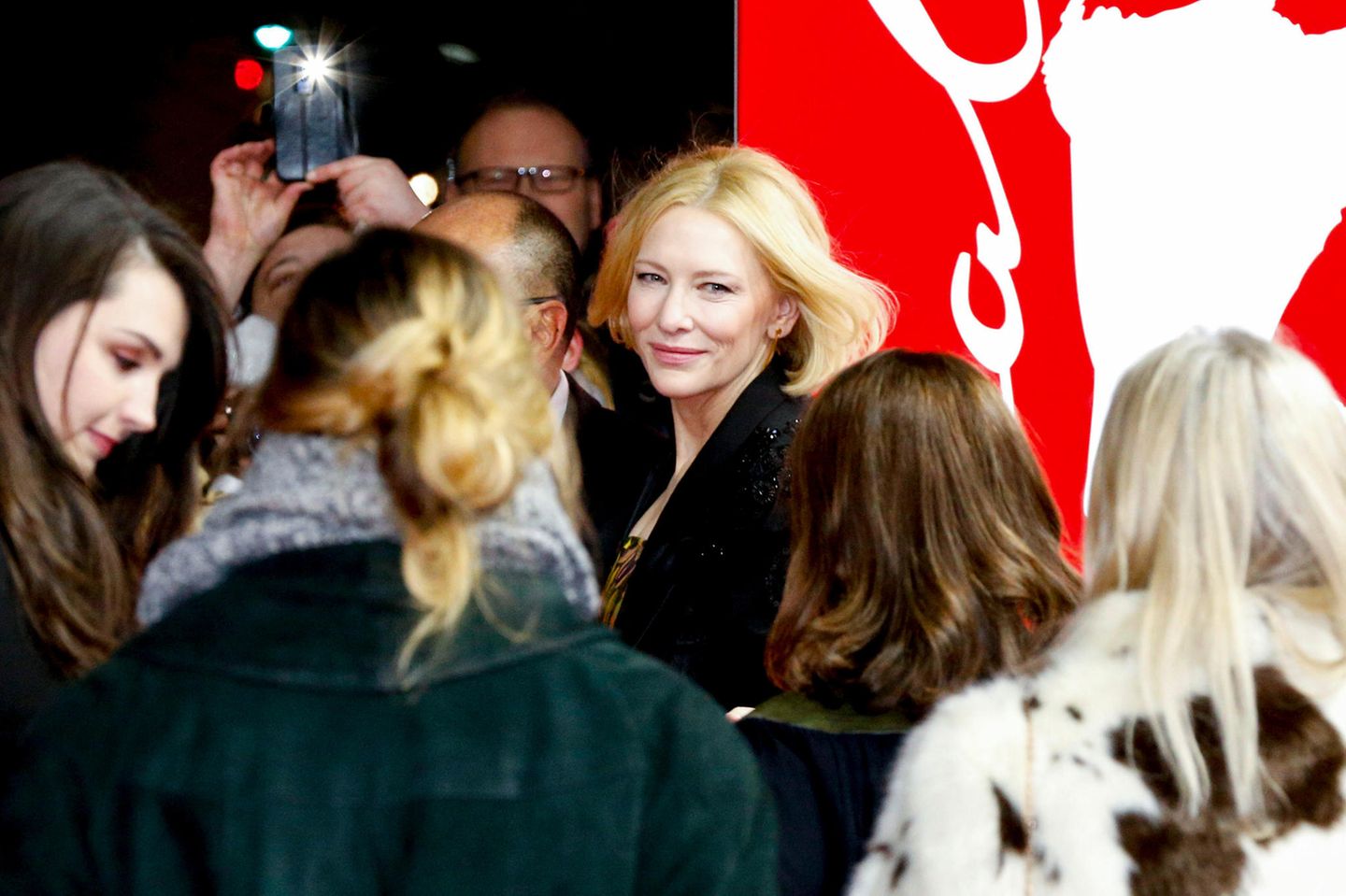 Auch in einer Menschenmenge kaum zu übersehen: Cate Blanchett bezaubert bei der Premiere von "Stateless".
