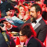 Javier Bardem macht die vielen Autogrammjäger glücklich.