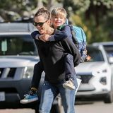 Jennifer Garner trägt ihren Sohn Huckepack